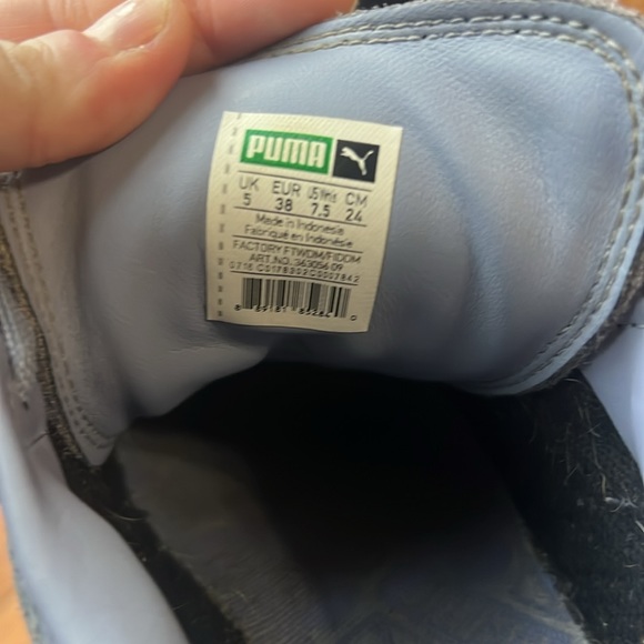 WOMEN’S SUEDE CLASSIC EMBOSS PUMAS, size 7.5 - Picture 4 of 6